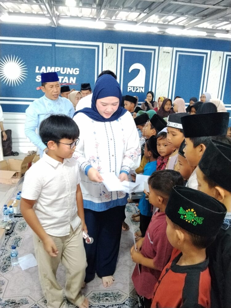 Ketua DPD PAN Kabupaten Lampung Selatan Bella Jayanti, Serahkan bantuan dan Doa bersama dikegiatan Tasyakuran PAN Ke 28 tahun.