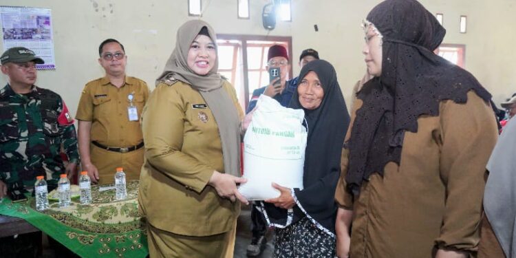 Pemkab Pringsewu Salurkan Bantuan Pangan Beras Tahap II di Pekon Blitarejo