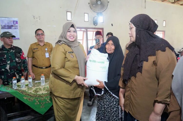 Pemkab Pringsewu Salurkan Bantuan Pangan Beras Tahap II di Pekon Blitarejo