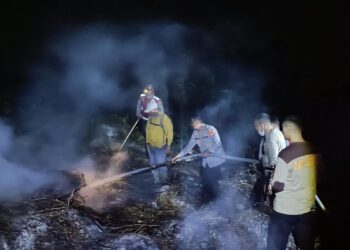 Tak Kenal Lelah, Tengah Malam Kapolres Mesuji dan Relawan Berjibaku Padamkan Kebakaran Lahan Seliar 21,5 Hektar