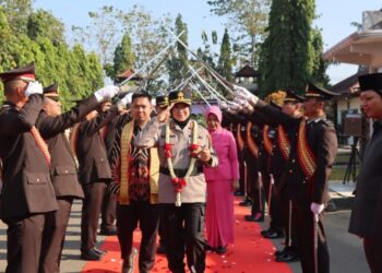 Disambut Tradisi Pedang Pora, AKBP Raswidiati Anggraini, Polwan Pertama Jabat Kapolres Lampura