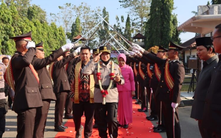 Disambut Tradisi Pedang Pora, AKBP Raswidiati Anggraini, Polwan Pertama Jabat Kapolres Lampura