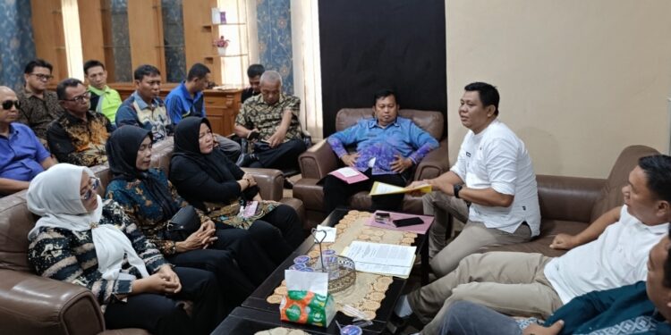 Siltap Perangkat Desa Akan Dipangkas, APDESI Geruduk Kantor Pemkab Lampura