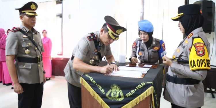 Kapolres Pimpin Upacara Sertijab Kapolsek, Kabag Ops dan Wakapolres Lampung Utara
