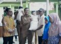 Bupati Pringsewu Serahkan Bantuan Pangan Beras di Pekon Bumiarum