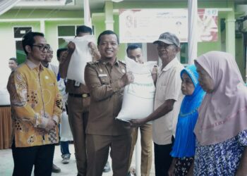 Bupati Pringsewu Serahkan Bantuan Pangan Beras di Pekon Bumiarum