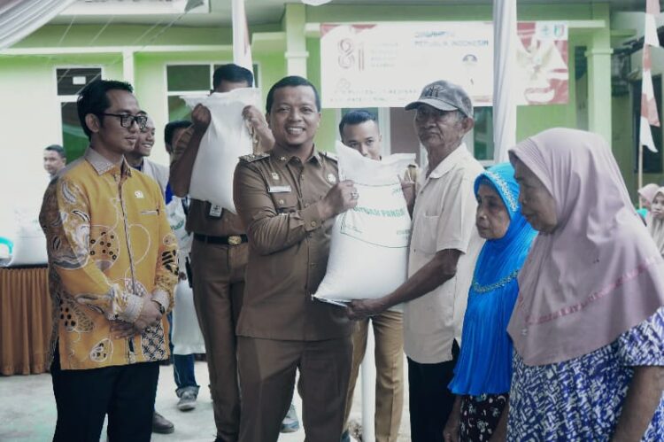 Bupati Pringsewu Serahkan Bantuan Pangan Beras di Pekon Bumiarum