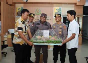 Kapolres Pringsewu Bawa Tumpeng ke Kejari, Perkuat Sinergi Penegakan Hukum