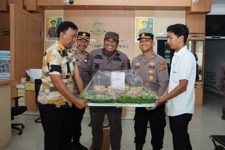 Kapolres Pringsewu Bawa Tumpeng ke Kejari, Perkuat Sinergi Penegakan Hukum