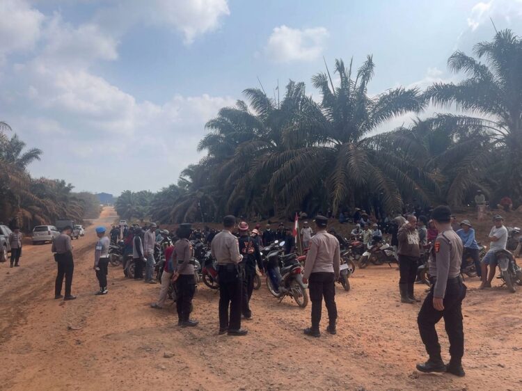 Kapolres Mesuji Kawal Aksi Massa Delapan Desa Gelar Aksi di PT PAL, Ini Tuntutannya