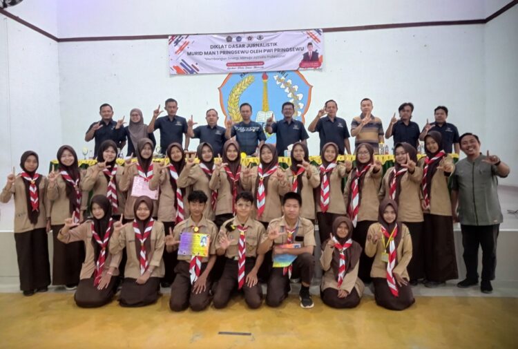 PWI Pringsewu Bekali Siswa MAN 1 dengan Dasar-Dasar Jurnalistik dan Literasi Media