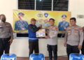 Kapolres Mesuji Laksanakan Jumat Curhat, Serahkan Bantuan Sembako Kepada Ojek Pangkalan Pomela