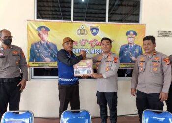 Kapolres Mesuji Laksanakan Jumat Curhat, Serahkan Bantuan Sembako Kepada Ojek Pangkalan Pomela