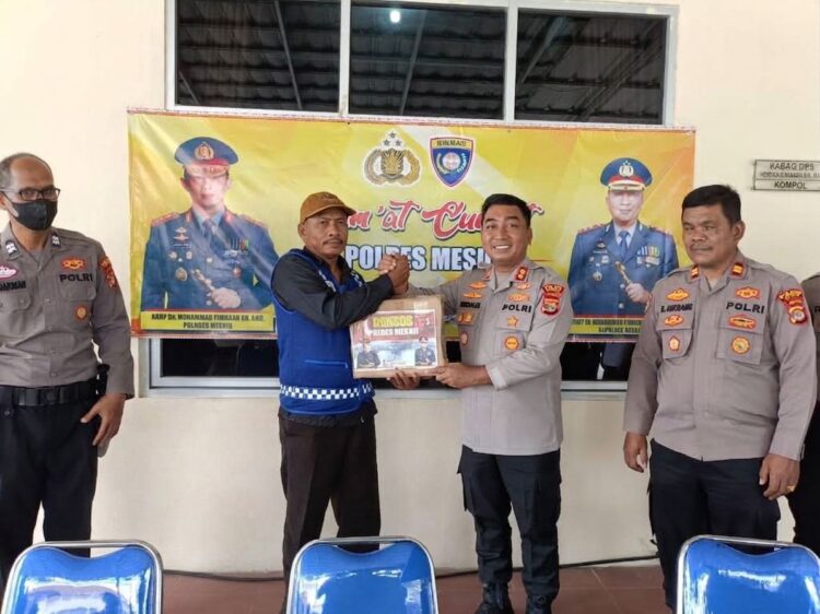 Kapolres Mesuji Laksanakan Jumat Curhat, Serahkan Bantuan Sembako Kepada Ojek Pangkalan Pomela