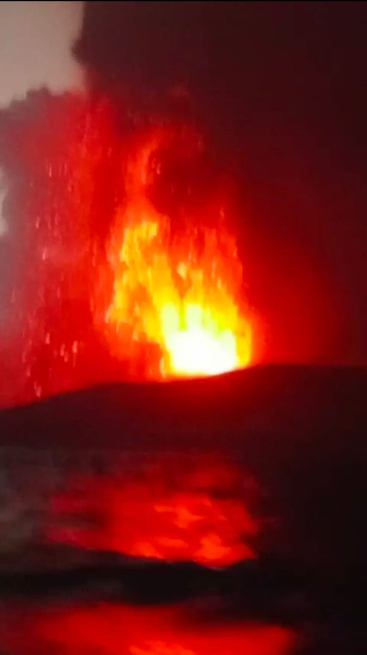 Abu Erupsi GAK Berpesan, Manusia boleh Merasa kuat, Di Hadapan Tuhan Kita Tetaplah Hamba