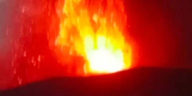 Abu Erupsi GAK Berpesan, Manusia boleh Merasa kuat, Di Hadapan Tuhan Kita Tetaplah Hamba