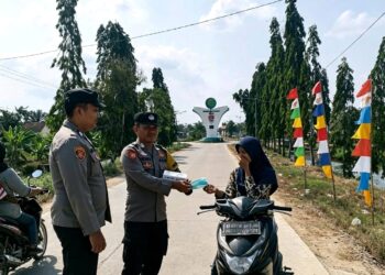 Polres Mesuji Gerak Cepat Bagikan Masker Kepada Masyarakat Pasca Erupsi GAK