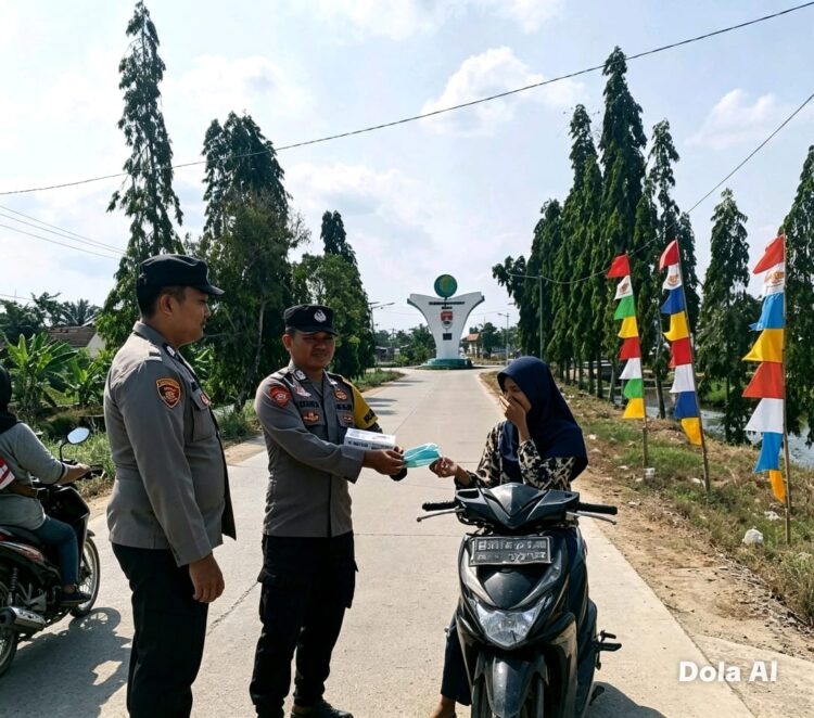 Polres Mesuji Gerak Cepat Bagikan Masker Kepada Masyarakat Pasca Erupsi GAK