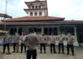 Polsek Pardasuka Bersihkan Fasilitas Umum Pascahujan Abu Vulkanik