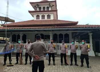 Polsek Pardasuka Bersihkan Fasilitas Umum Pascahujan Abu Vulkanik