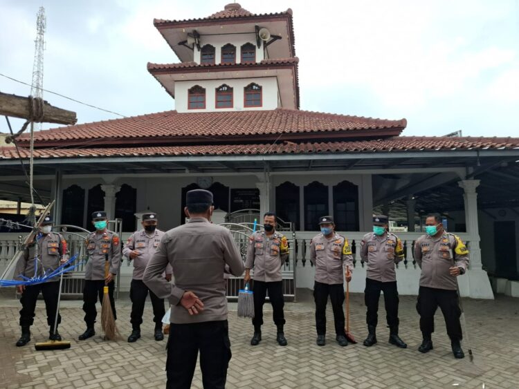 Polsek Pardasuka Bersihkan Fasilitas Umum Pascahujan Abu Vulkanik