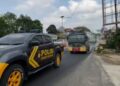 Polres Mesuji Lakukan Penyiraman Jalan Utama, Antisipasi Dampak Abu Vulkanik Erupsi GAK