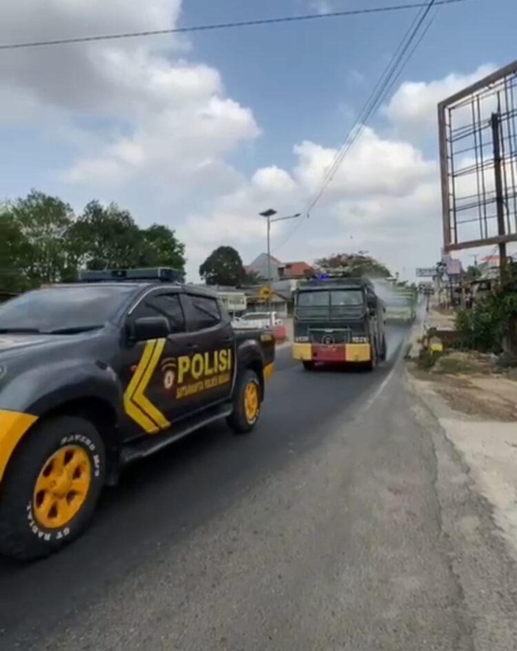 Polres Mesuji Lakukan Penyiraman Jalan Utama, Antisipasi Dampak Abu Vulkanik Erupsi GAK