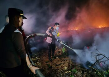 Kapolres Mesuji Pimpin Langsung Pemadaman 13 Titik Kebakaran Lahan Status High