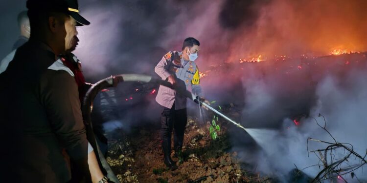 Kapolres Mesuji Pimpin Langsung Pemadaman 13 Titik Kebakaran Lahan Status High