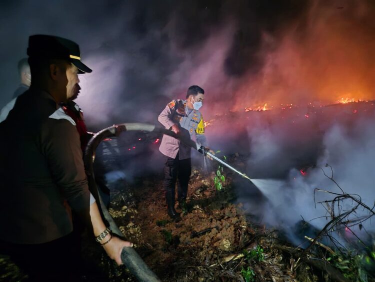 Kapolres Mesuji Pimpin Langsung Pemadaman 13 Titik Kebakaran Lahan Status High
