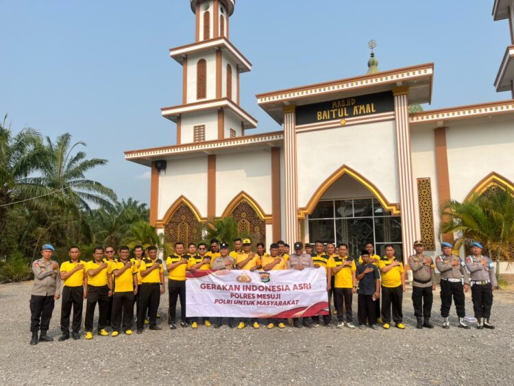 Dipimpin Kabag SDM, Polres Mesuji Laksanakan Kegiatan Indonesia Asri di Masjid Baitul A’mal