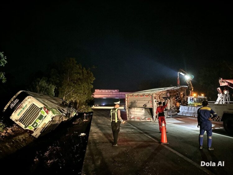 Sat Lantas Polres Mesuji Evakuasi Korban dan Kendaraan Laka Lantas di Tol Terpeka KM 246, 1 Korban Meninggal Dunia