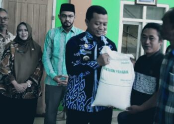 Bupati Pringsewu Menyerahkan Bantuan Pangan Ke Fajar Mulia