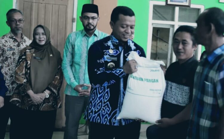 Bupati Pringsewu Menyerahkan Bantuan Pangan Ke Fajar Mulia
