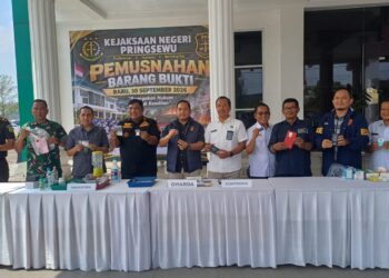 Kejari Pringsewu Musnahkan Barang Bukti dari 72 Perkara, Termasuk Narkotika dan Senjata Api