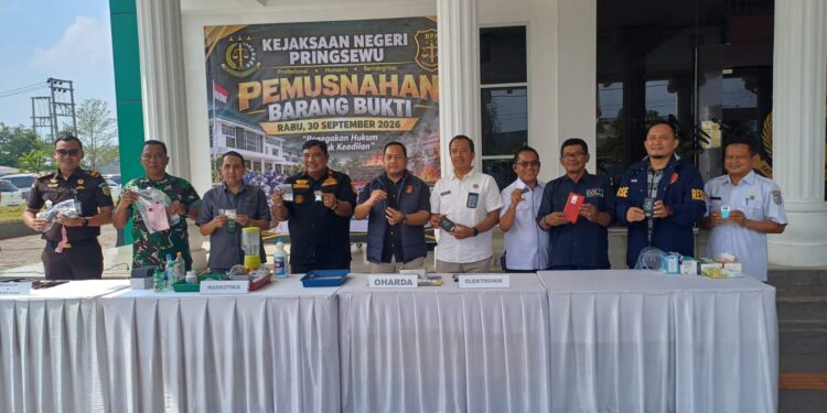 Kejari Pringsewu Musnahkan Barang Bukti dari 72 Perkara, Termasuk Narkotika dan Senjata Api