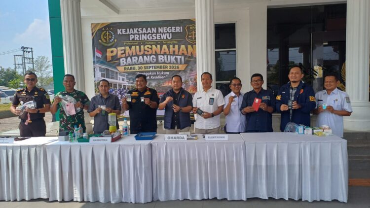 Kejari Pringsewu Musnahkan Barang Bukti dari 72 Perkara, Termasuk Narkotika dan Senjata Api