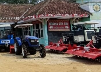 Pemkab Salurkan Bantuan  15 Unit Traktor Kepada Kelompok Tani Di Lampura