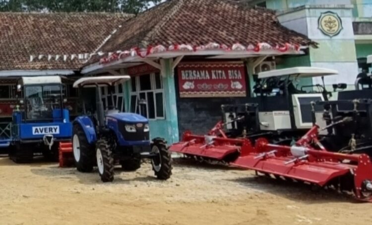 Pemkab Salurkan Bantuan 15 Unit Traktor Kepada Kelompok Tani Di Lampura