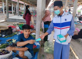 Pengurus PAC PAN Palas Peduli, Bagikan Ratusan Masker untuk warga yang terdampak debu letusan GAK