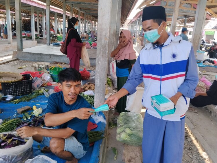 Pengurus PAC PAN Palas Peduli, Bagikan Ratusan Masker untuk warga yang terdampak debu letusan GAK