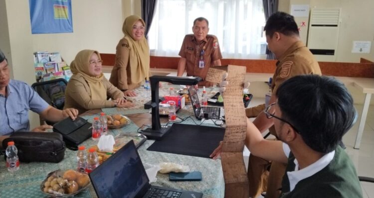Terjunkan Tim Ahli, Dinas Perpustakaan Dan Arsip Data 3 Naskah Kuno Di Lampung Utara