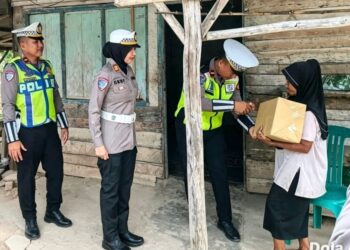 Hadir Ditengah Masyarakat, Satlantas Polres Lampura Bantu Masyarakat Kurang Mampu
