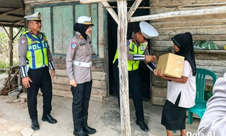 Hadir Ditengah Masyarakat, Satlantas Polres Lampura Bantu Masyarakat Kurang Mampu