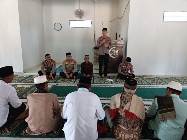 Jumling, Wakapolres Mesuji Salat Jumat Bersama Warga di Masjid Nurul Hidayah Labuhan Permai
