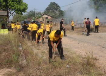 Dukung Indonesia Asri dan Green Policing, Polres Mesuji Gelar Kerja Bakti di Masjid Istiqlal Tanam 15 Pohon Buah